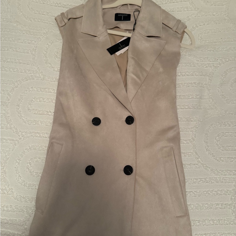 Tahari Light Beige Sleeveless Coat
